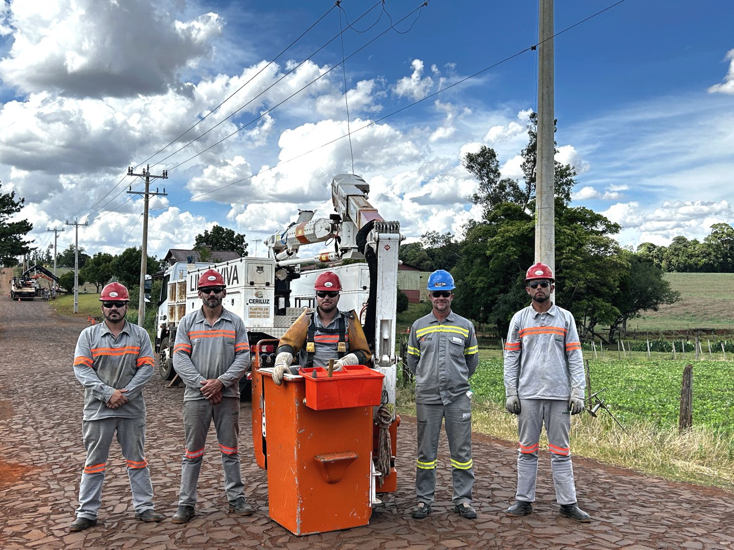 CERILUZ FORMA SEGUNDA EQUIPE DE LINHA VIVA E REFORÇA SERVIÇOS SEM DESLIGAMENTOS