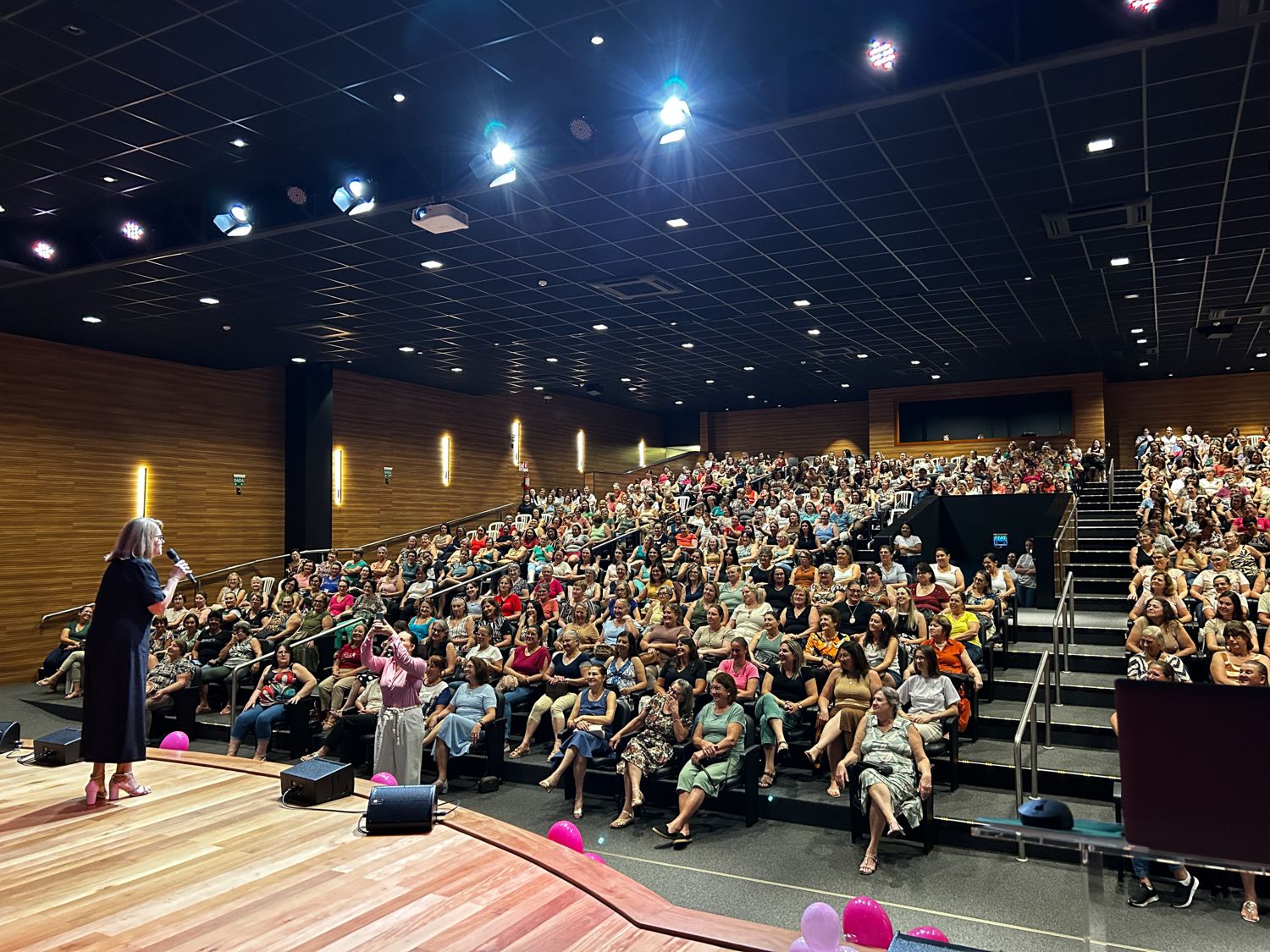 COM AUDITÓRIO LOTADO, CERILUZ CELEBRA O DIA INTERNACIONAL DA MULHER EM TARDE DE EMOÇÃO