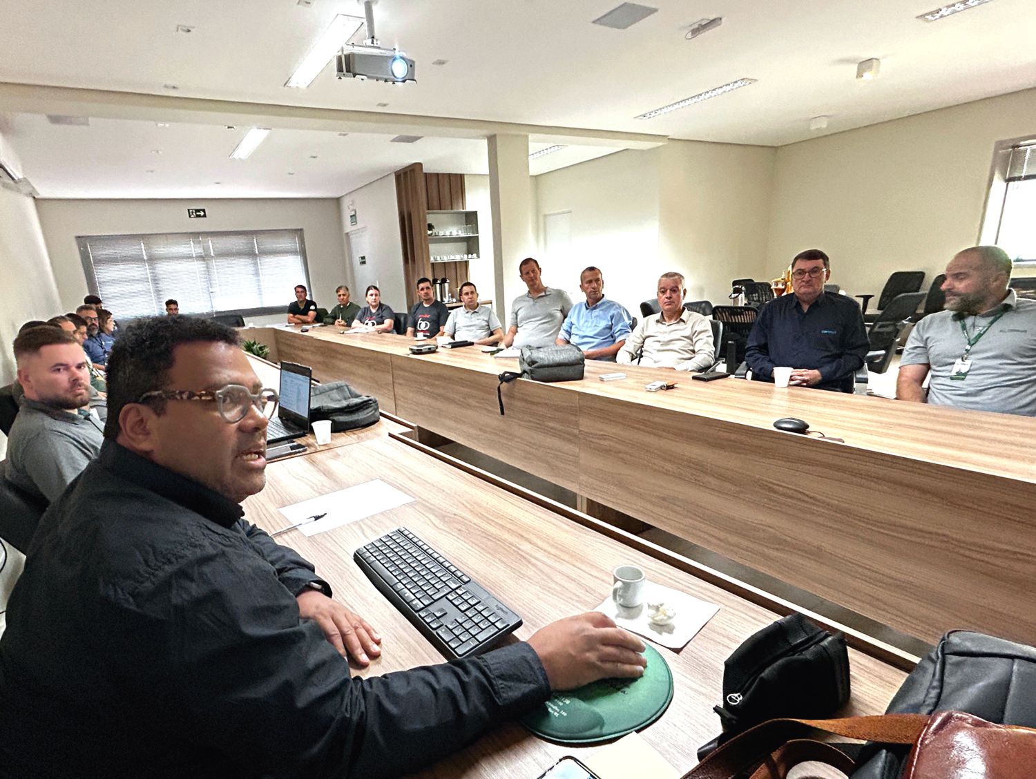 CERILUZ RECEBE REUNIÃO TÉCNICA DA FECOERGS PARA ALINHAR TREINAMENTOS DE SEGURANÇA E QUALIFICAÇÃO PROFISSIONAL